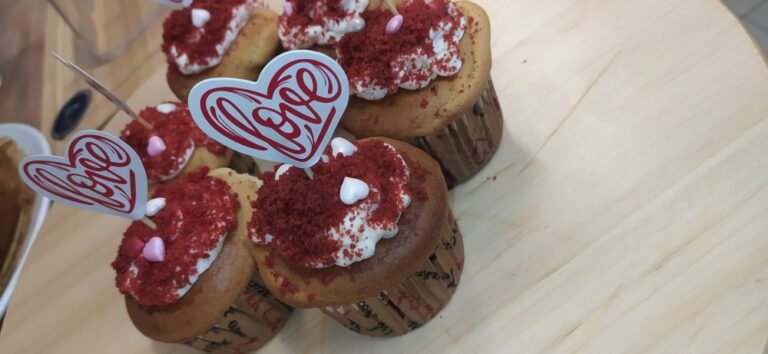 Valentýnské muffiny s krémem, srdíčky a nápisem Love – sladká specialita BISTRO SOUD