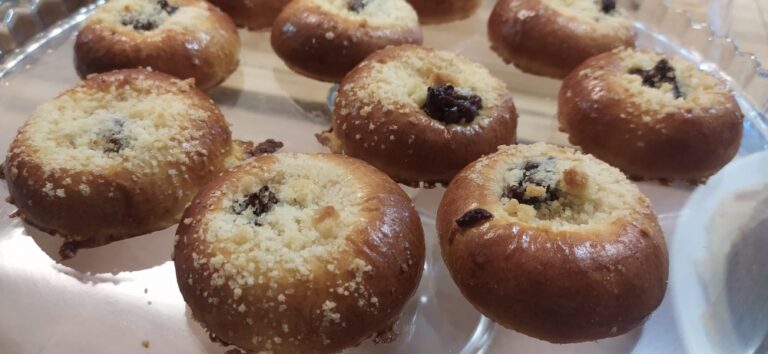 Tvarohové koláče s rozinkami a drobenkou – tradiční sladké pečivo BISTRO SOUD