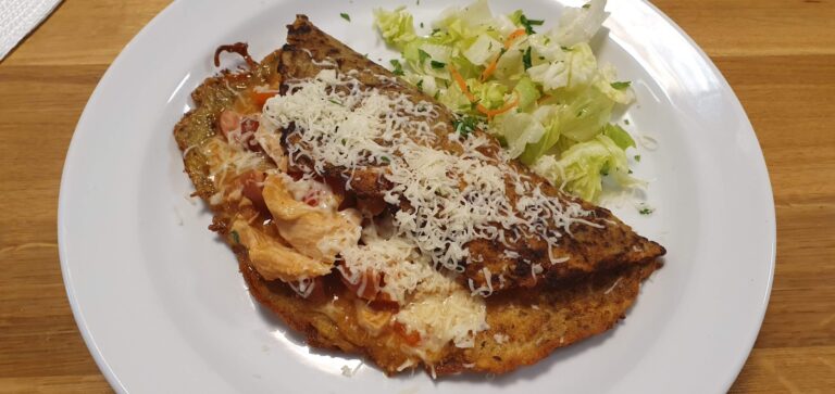 Zapečený bramborák plněný kuřecím masem, zeleninou a sýrem, podávaný se salátem – hlavní jídlo BISTRO SOUD