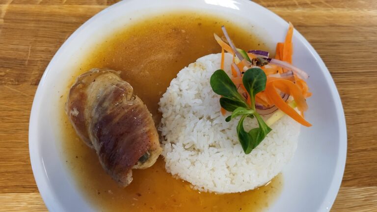 Masový závitek ve slanině s omáčkou, dušenou rýží a zeleninovou oblohou – hlavní jídlo BISTRO SOUD