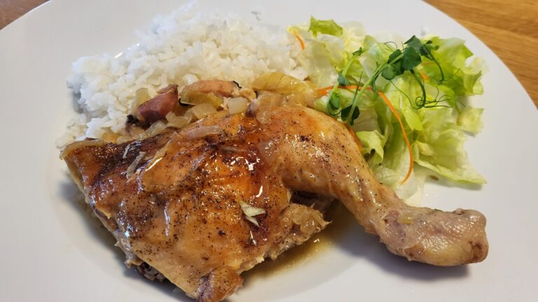 Pečené kuřecí stehno s dušenou cibulkou, rýží a čerstvým salátem – hlavní jídlo BISTRO SOUD