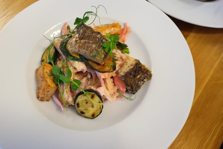 Zeleninový salát s pečenou rybou a grilovanou cuketou – lehké a zdravé jídlo v nabídce BISTRO SOUD