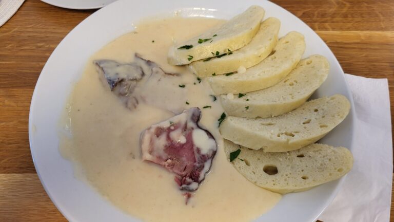 Uzené maso s křenovou omáčkou a houskovými knedlíky – tradiční české jídlo BISTRO SOUD