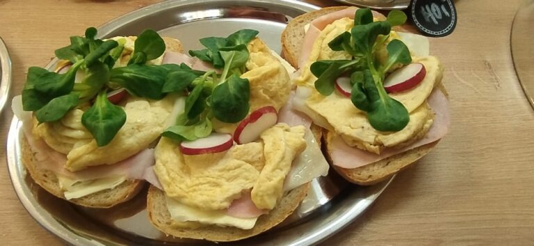 Snídaňové chlebíčky s míchanými vejci, šunkou, sýrem, ředkvičkami a polníčkem – čerstvá nabídka BISTRO SOUD