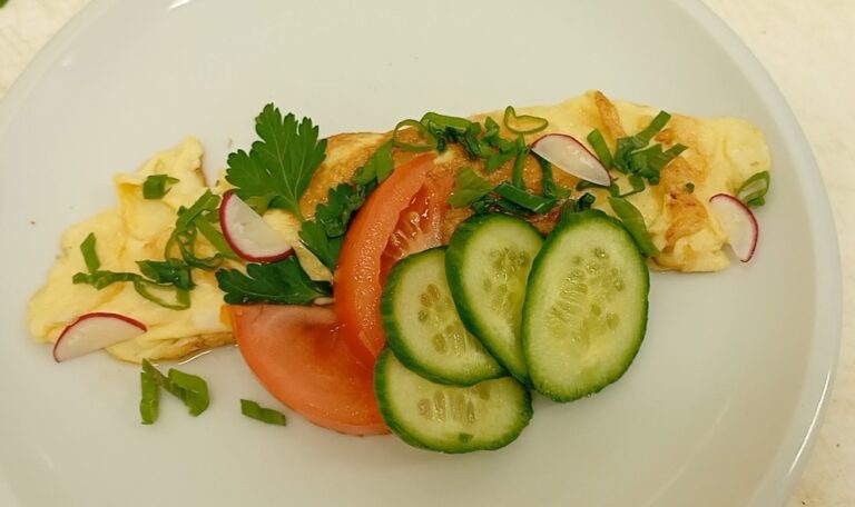 Vaječná omeleta s čerstvým rajčetem, okurkou a ředkvičkami – snídaňové menu BISTRO SOUD