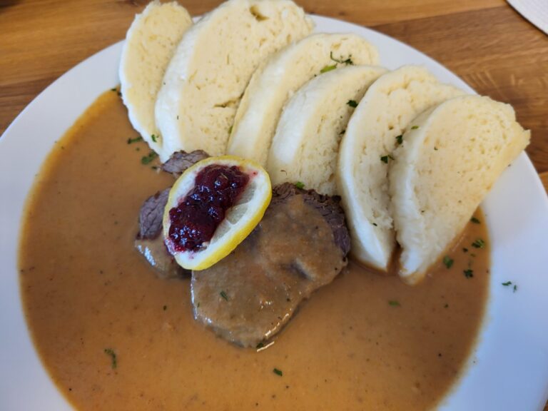 Svíčková na smetaně s houskovým knedlíkem, citronem a brusinkami – tradiční české jídlo z nabídky BISTRO SOUD